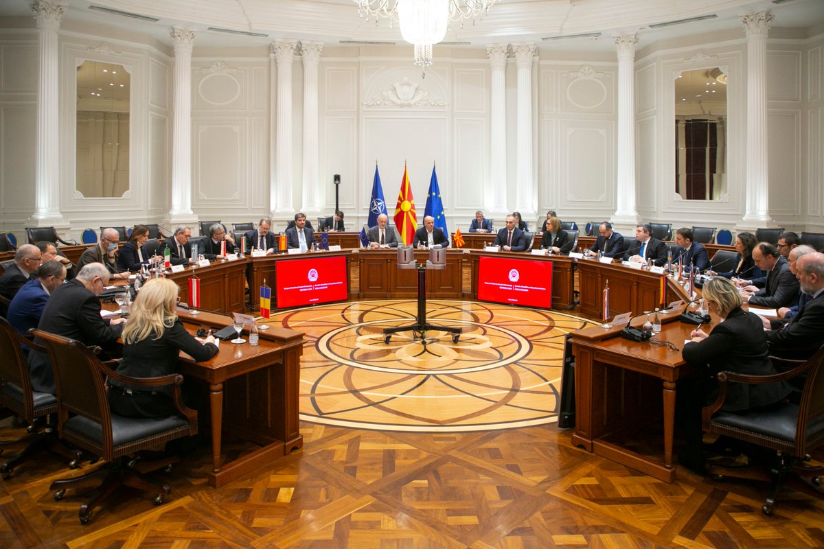 EU ambassadors met with PM Kovachevski &amp; senior government members. We recalled our common determination to pursue 🇲🇰 membership of 🇪🇺. Progress will depend on reforms to strengthen &amp; prepare 🇲🇰 to enjoy the benefits of 🇪🇺membership. No country loses its identity on the way to 🇪🇺
