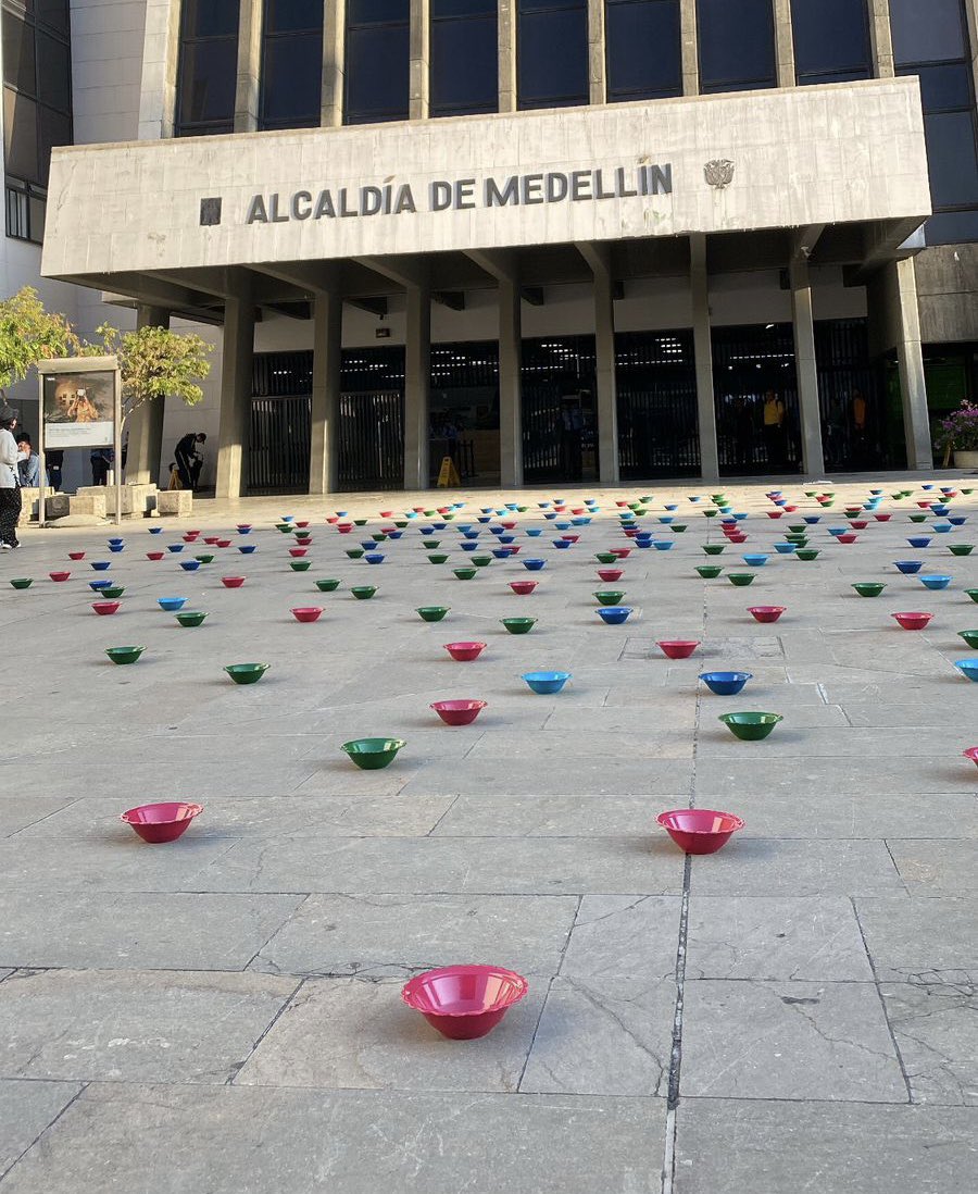 JORANDEST's tweet image. La Alcaldía de #DanielQuintero se robó el Buen Comienzo de los niños, niñas y madres gestantes más necesitados de Medellín. 

Acción simbólica realizada por @elderechoalno 

#LaNiñezSeRespeta #AlexandraRenuncie