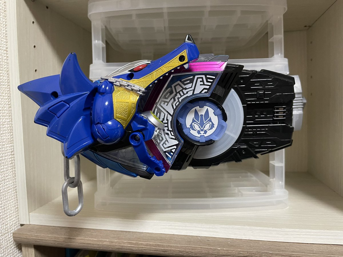 strawberry2005_'s tweet photo. 仮面ライダーロポ ベロスフォーム

ケロベロスのような狼のようなイメージ、チェーンを自在に操れる。裏は雑。音声は077、音声入れる技術なかった https://t.co/TIup2WXm4f