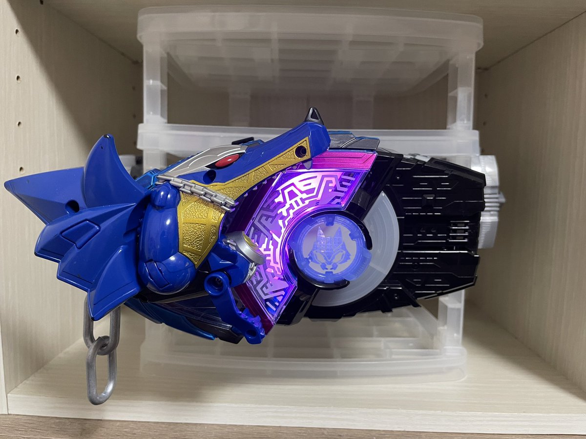 strawberry2005_'s tweet photo. 仮面ライダーロポ ベロスフォーム

ケロベロスのような狼のようなイメージ、チェーンを自在に操れる。裏は雑。音声は077、音声入れる技術なかった https://t.co/TIup2WXm4f