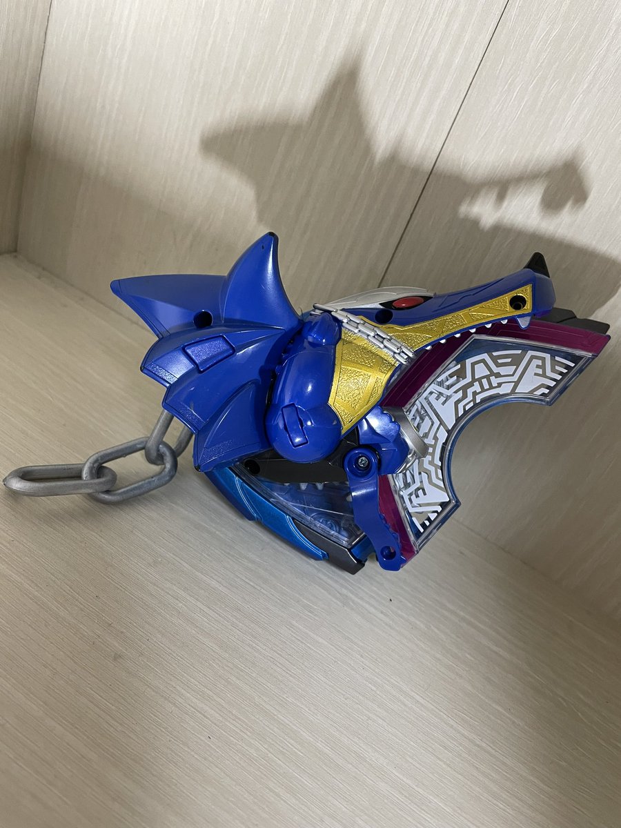 strawberry2005_'s tweet photo. 仮面ライダーロポ ベロスフォーム

ケロベロスのような狼のようなイメージ、チェーンを自在に操れる。裏は雑。音声は077、音声入れる技術なかった https://t.co/TIup2WXm4f