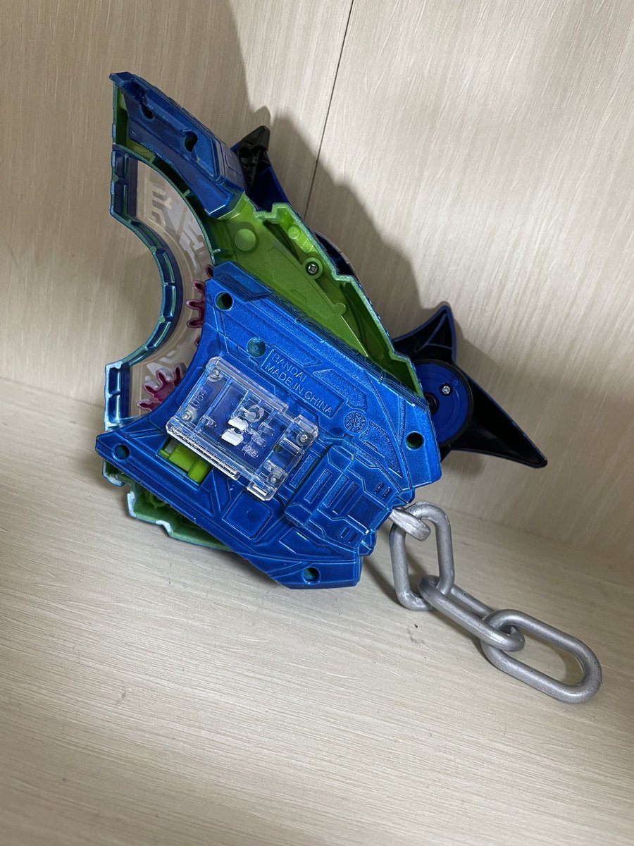 strawberry2005_'s tweet photo. 仮面ライダーロポ ベロスフォーム

ケロベロスのような狼のようなイメージ、チェーンを自在に操れる。裏は雑。音声は077、音声入れる技術なかった https://t.co/TIup2WXm4f