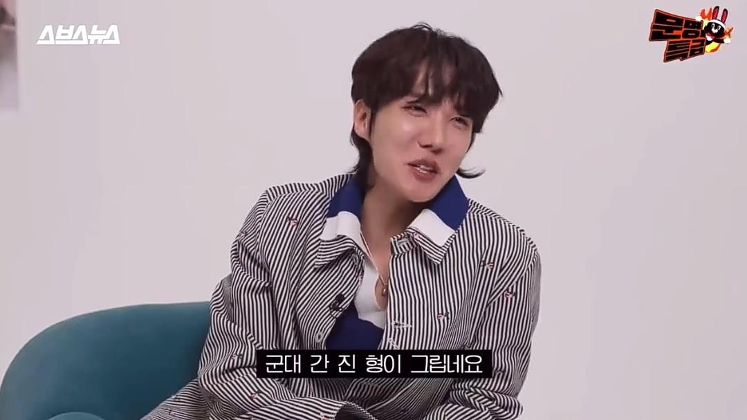 kiss_seven7's tweet photo. 🐿️: Siento que me he convertido en una super estrella mundial. Ahh Jin hyung es bueno en cosas como estas, extraño a Jin hyung que está en el ejército
👤: Escuché que te llamó el día anterior (al año nuevo) también
🐿: ¡Claro que lo hizo! Recibí una llamada de un número local [+] https://t.co/dHBQjLGkJS