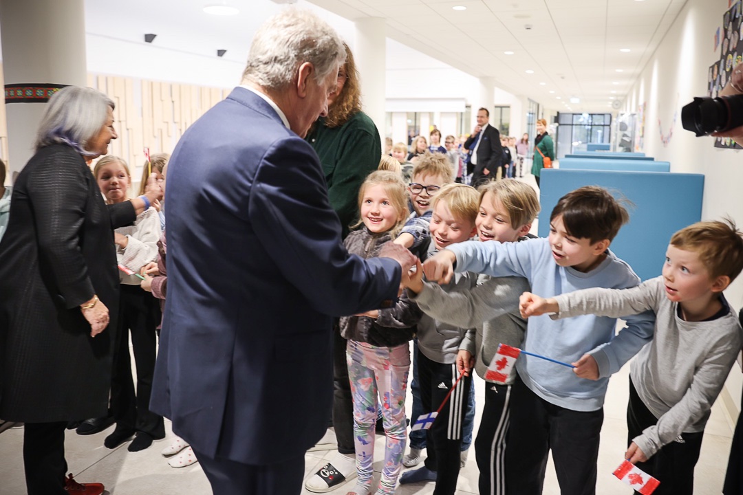 niinisto's tweet photo. Kiitos Ylikylän koululle mieleenpainuvasta vierailusta. Oli mukava tavata oppilaita ja opettajia sekä tutustua saamenkielen opetukseen. https://t.co/6NeJ8ofcDy