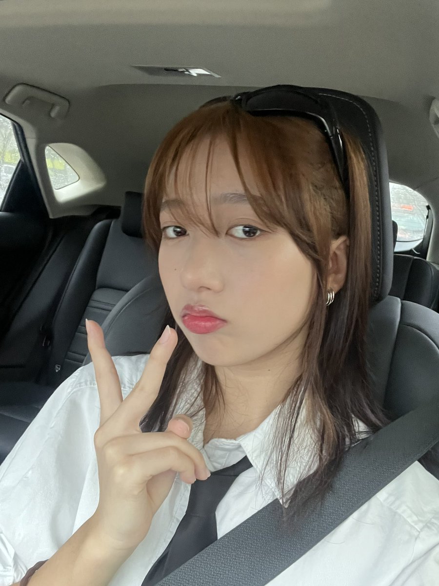hannahhbbahng's tweet photo. THANKYOU FOR ALL THE BDAY WISHES!!! i’m 19 now lol <3 https://t.co/iRhRniYcjx