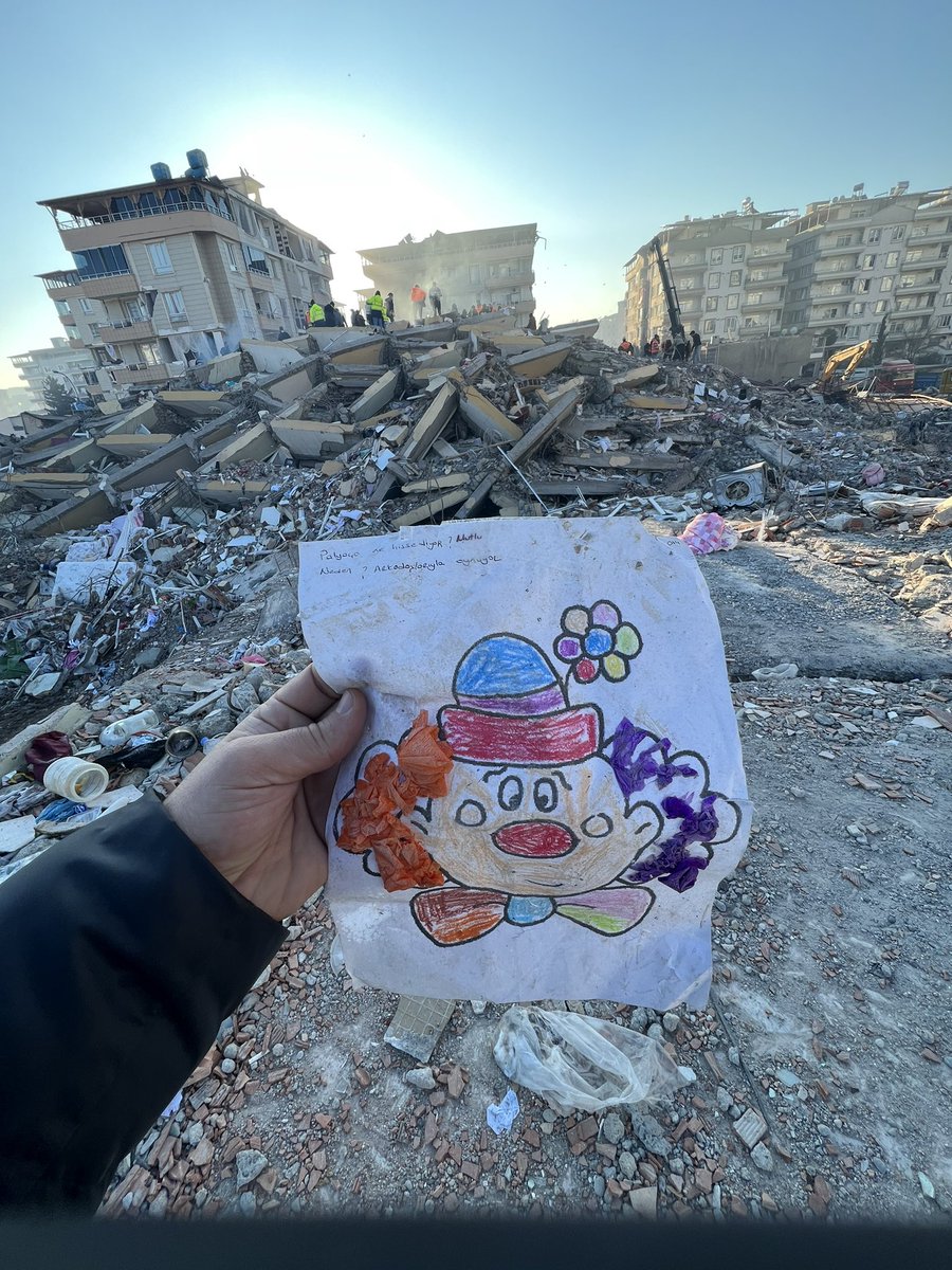 Enes Malkoç (@enesmalkoc) on Twitter photo Palyaço ne hissediyor? Mutlu.
Neden? Arkadaşları ile oynuyor. Palyaço ne hissediyor? Mutlu.
Neden? Arkadaşları ile oynuyor.