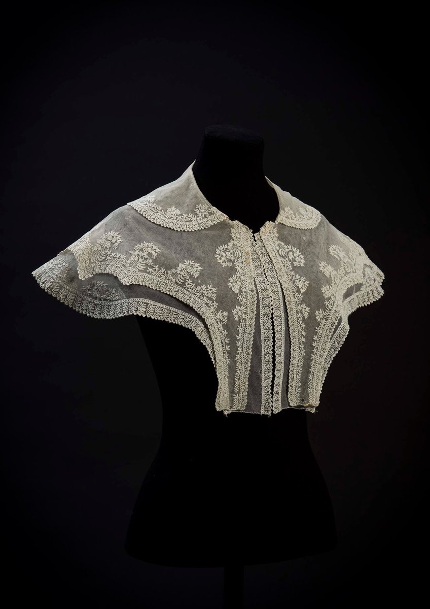 Triple layers, one on top of the other, form an embellished pelerine from the late #1820s, a broad collar worn over the top of a dress. The whitework embroidery was a more affordable alternative to costly lace, the satin stitch florals creating a lace like effect @Fashion_Museum