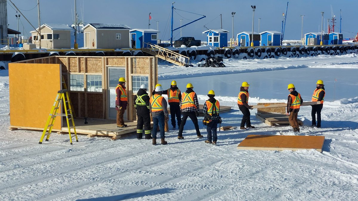 Les étudiantes et les étudiants des programmes Charpenterie et Communication médiatique du Campus de la Péninsule acadienne effectuent du #bénévolat dans le cadre du tournoi de #hockey sur étang qui aura lieu au quai de Caraquet en fin de semaine!