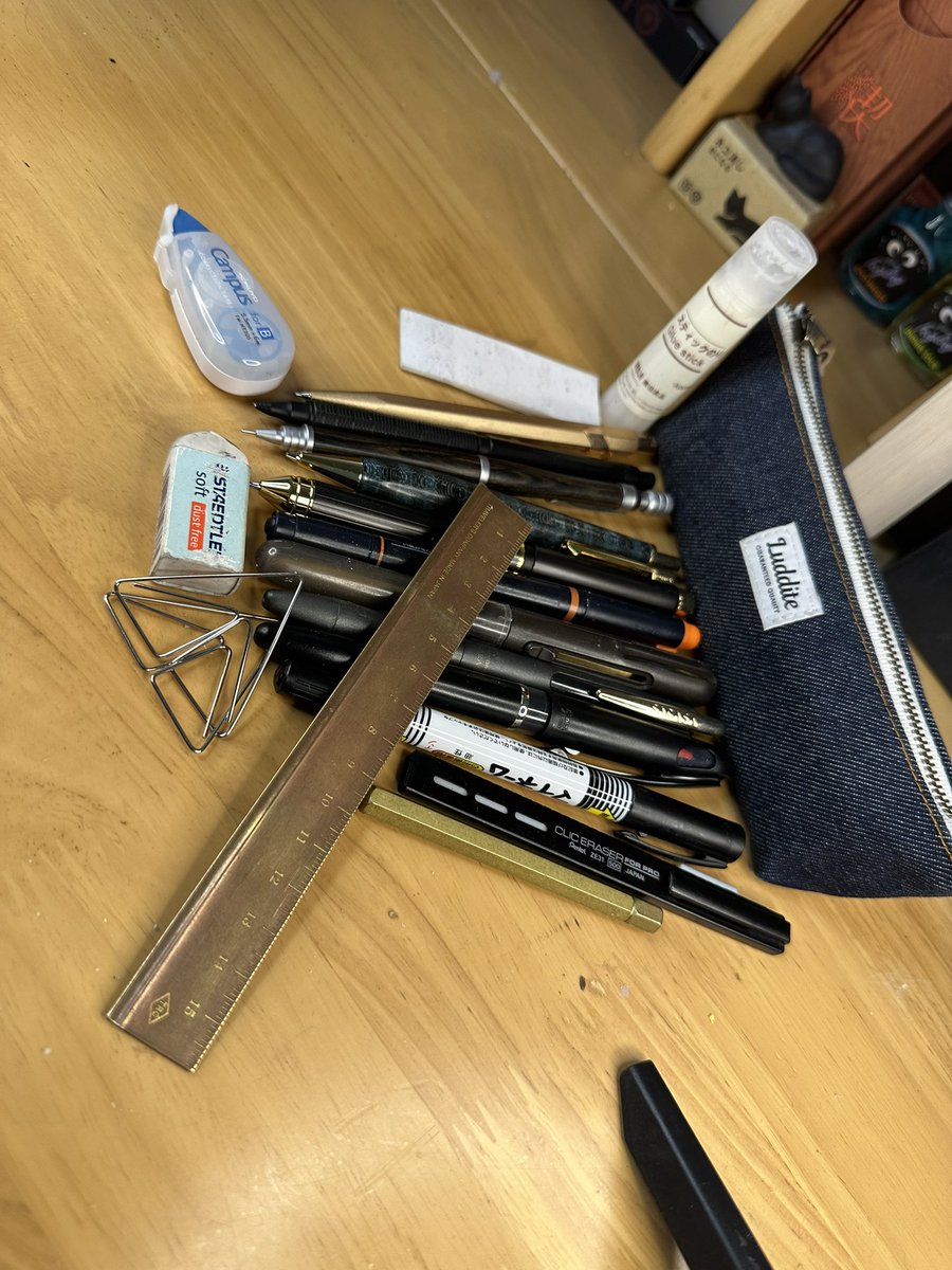 MINIGK_'s tweet photo. 久々すぎる筆箱の中身紹介写真撮るの下手でごめん https://t.co/ezgz8vwxJV