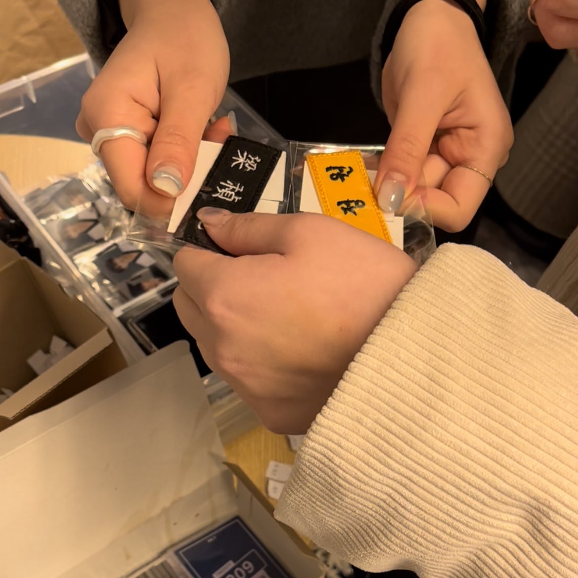 #RoomNumber20_9
#영원의_또다른_이름_정원

럭드제친구가다당첨됐지만저는괜찮아요
라이터도샀는데너무예뿌고..커미션 안맡기고 다 하셨다는거듣고 너무 수고하셨을거같아서 눈물이🥹🥹 and 통판해주세요마테갖고싶어요.. 그리고 정워니가 왔다는 외침에 럭드받다가 우르르 나갔던 컨텐츠까지최고💗👍