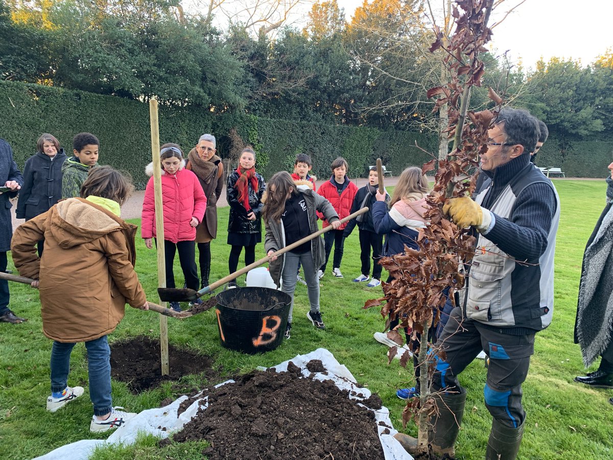 villedelucon's tweet photo. 🟣 Dans le cadre de la Journée Internationale de l'#épilepsie qui aura lieu le 13 février, deux hêtres pourpres ont été plantés à #Luçon avec le conseil municipal des enfants et les résidents du Foyer d'accueil médicalisé Damien Seguin. https://t.co/0IP3tCrcgK