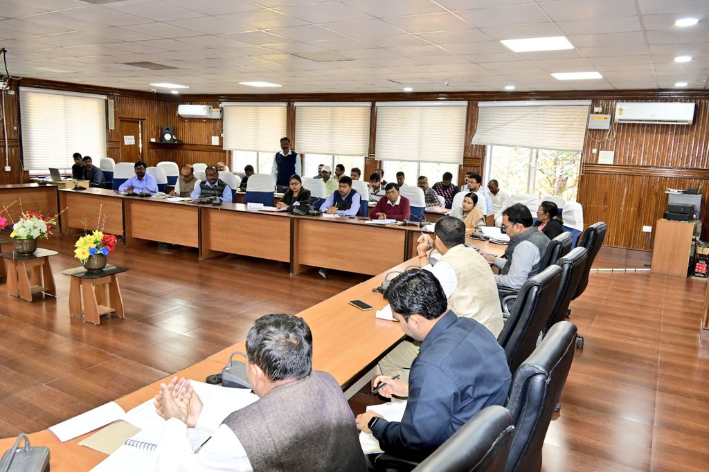 जिला अंतर्गत संचालित जन कल्याणकारी योजनाओं के क्रियान्वयन को लेकर सभी विभागाध्यक्षों के साथ जिला स्तरीय समन्वय समिति की बैठक कर विस्तृत समीक्षा की गई।निर्धारित लक्ष्य के अनुरुप कार्यों को शत-प्रतिशत् पूर्ण करने तथा आमजनों को योजनाओं से लाभान्वित करने हेतु कई आवश्यक निर्देश दिए गए
