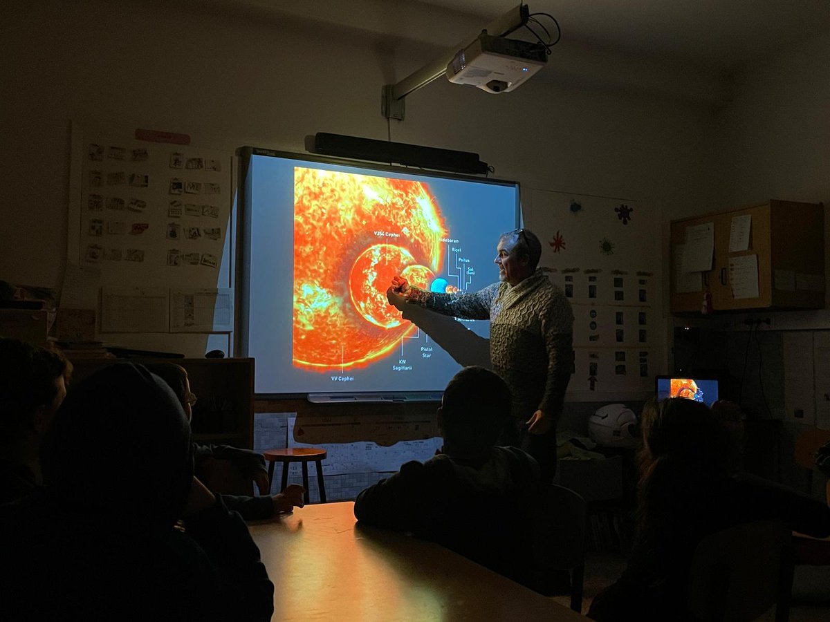 NouPatufet's tweet photo. 4t PRI, en el nostre #projecte “Explorem el Cosmos” hem gaudit amb la visita d’en Jaume, del Planetari Municipal de Barcelona. Hem parlat de nebuloses, constel•lacions, forats negres i hem ampliat els nostres coneixements sobre els secrets de l’Univers.
#ABP #NouPatufet https://t.co/RWMYMocL0y