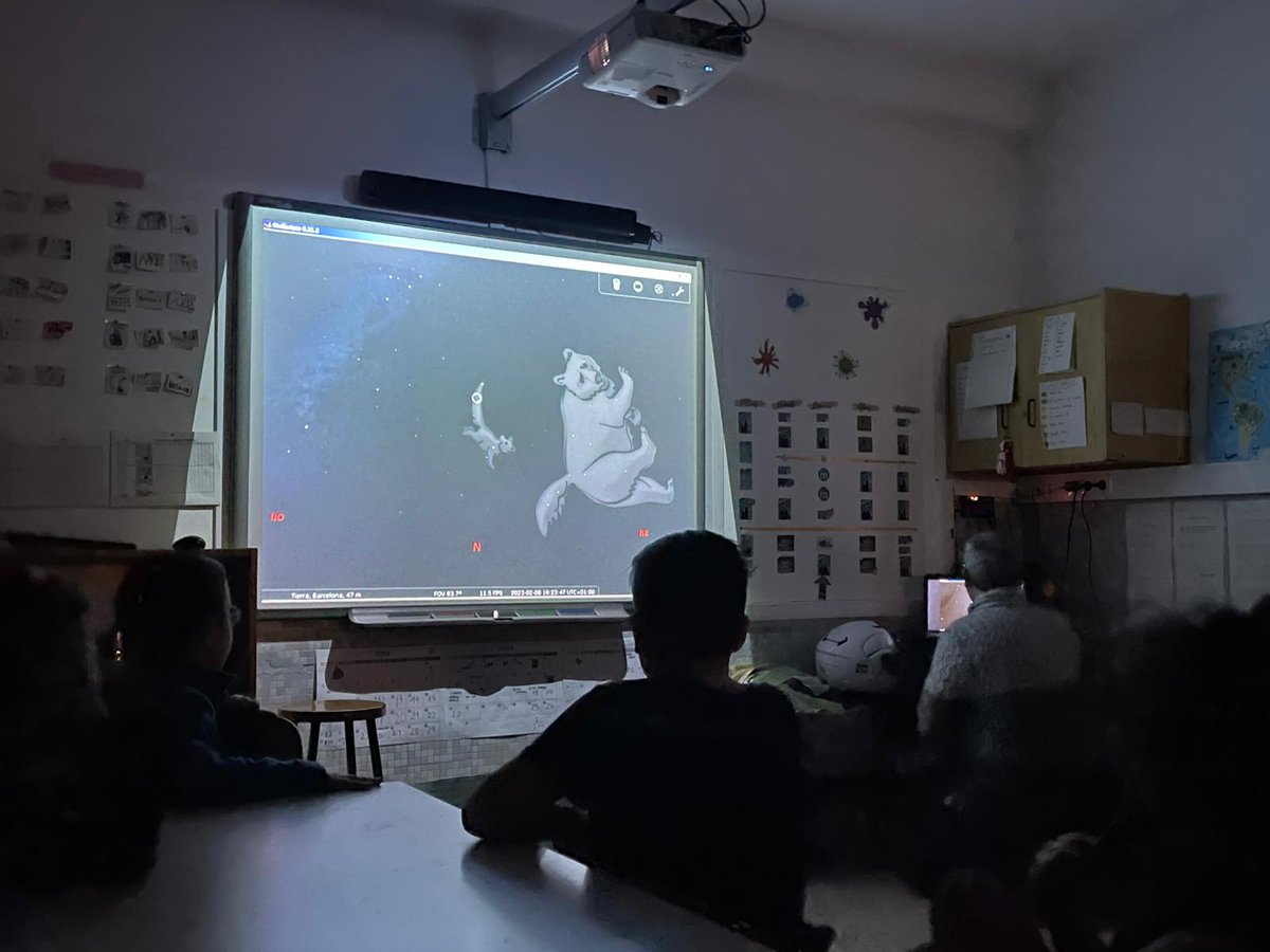 NouPatufet's tweet photo. 4t PRI, en el nostre #projecte “Explorem el Cosmos” hem gaudit amb la visita d’en Jaume, del Planetari Municipal de Barcelona. Hem parlat de nebuloses, constel•lacions, forats negres i hem ampliat els nostres coneixements sobre els secrets de l’Univers.
#ABP #NouPatufet https://t.co/RWMYMocL0y