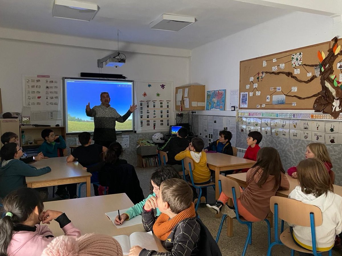 NouPatufet's tweet photo. 4t PRI, en el nostre #projecte “Explorem el Cosmos” hem gaudit amb la visita d’en Jaume, del Planetari Municipal de Barcelona. Hem parlat de nebuloses, constel•lacions, forats negres i hem ampliat els nostres coneixements sobre els secrets de l’Univers.
#ABP #NouPatufet https://t.co/RWMYMocL0y
