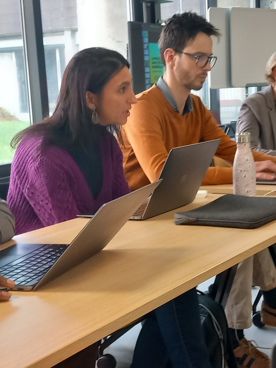 GERiiCO's tweet photo. @PaoSedda enchaîne sur la thématique : "L'approche ethnographique dans l'étude des mobilisations numériques", et traite de son observation participante sur le cas des gilets jaunes https://t.co/MOMNAgPaoX
