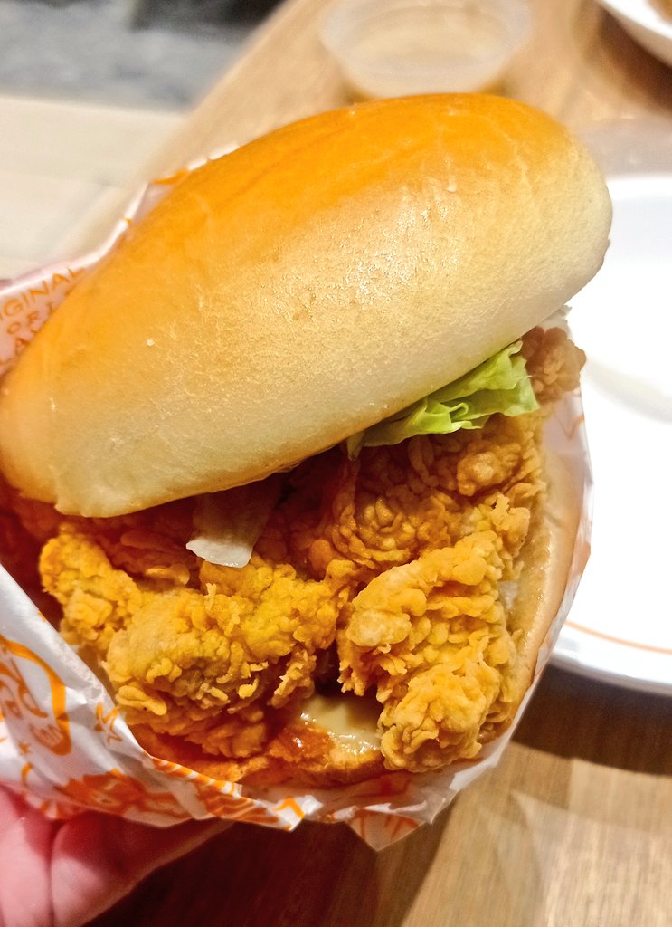 FEB 9- Popeye's B1 Chicken French Quarter burger. 1. chicken - soooo juicy 2. bun - soft and smells like it is freshly baked. rating: 9/10 muna, need to taste pa the trending chicken sandwich from Andok's 😅 will update the rating afterwards.. 😉
