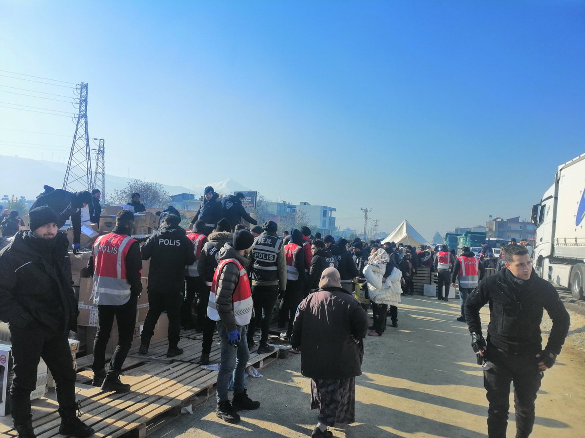 kaplan_MyCo's tweet photo. Hatay Samandağ "Erzak, Bebek Maması, Bebek Bezi, Battaniye, Isıtıcı" dağıtımı başladı çevrede ukaşamayanlar "Samandağ Su Yolu Çıkışına" gelsin... https://t.co/a55j2E1lh2