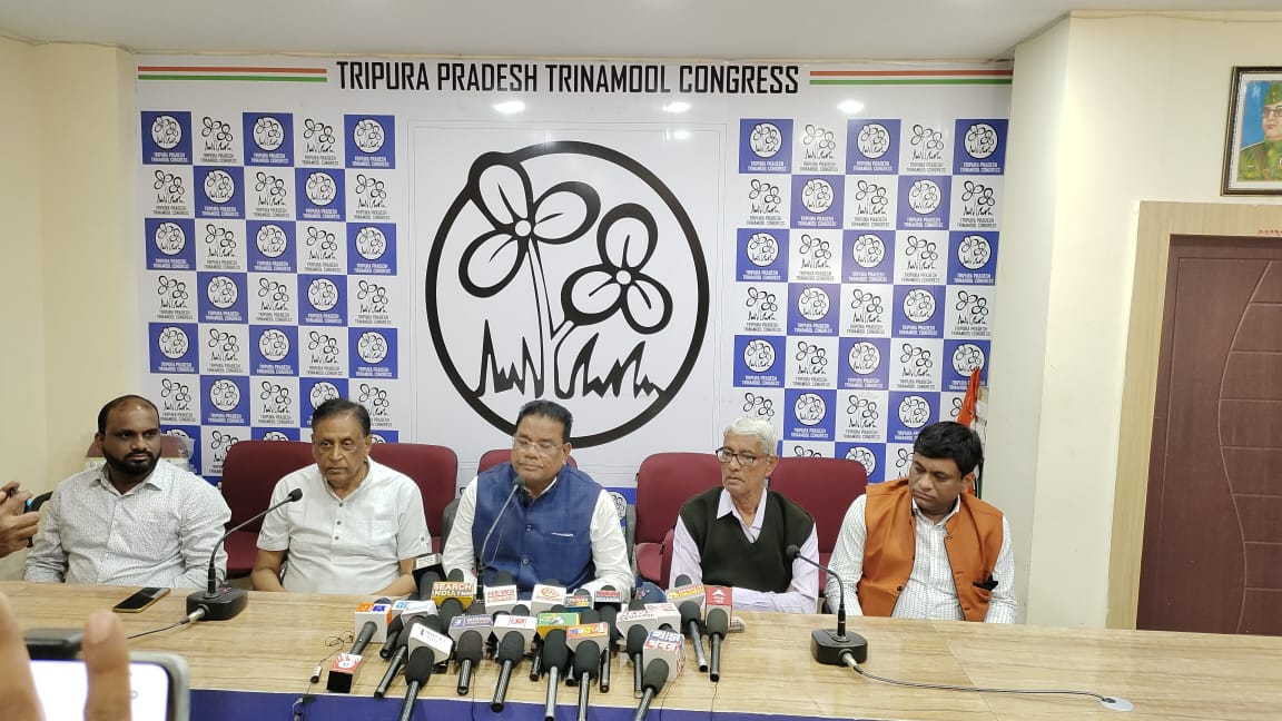 AITC4Assam's tweet photo. আজি অসম তৃণমূল কংগ্ৰেছৰ সভাপতি @RipunBora ই @AITC4Tripura ৰ আগৰতলাস্থিত মুখ্য কাৰ্যালয়ত আগন্তুক নিৰ্বাচনৰ সন্দৰ্ভত এক সংবাদমেল সম্বোধন কৰে। সংবাদমেলত তেখেতৰ লগত ত্ৰিপুৰা প্ৰদেশ তৃণমূল কংগ্ৰেছৰ সভাপতি @sradvbiswas ও উপস্থিত থাকে।
#AITCTripura
#TripuraElections2023 https://t.co/GFDJKYvnE4