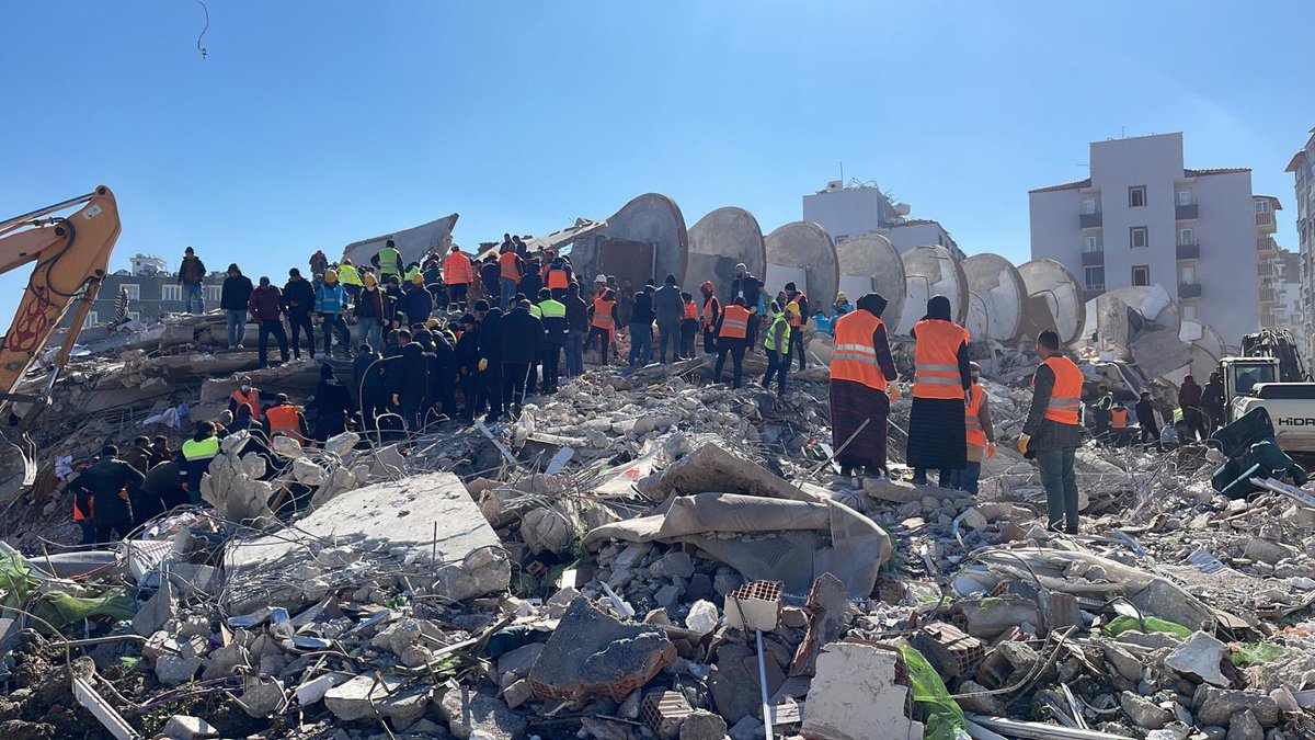 halukakgull's tweet photo. ÇOK ACİL ❗️ 
ANTAKYA ŞEHİT BİLGİN SOKAK ATİLLA EREN APARTMANINA ÇALIŞMALARIN DURMAMASI İÇİN MAZOT GEREKLİ 
LÜTFEN BÖLGEYE MAZOT ULAŞTIRILSIN ÇALIŞMALAR DURMASIN HIZLICA YAYMAMIZ GEREKİYOR #depremhatay #yardım #HelpTurkey #TurkeyQuake https://t.co/5ylqFL21QJ