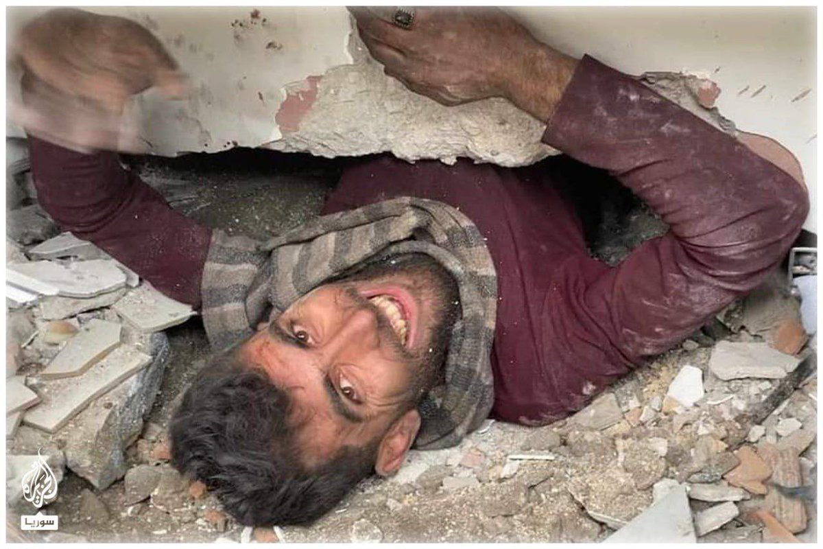 ishtiaq690's tweet photo. A smile from under the rubble
#turkey
#TurkeySyriaEarthquake
#westandwithturkey https://t.co/ehgRoqYUE0