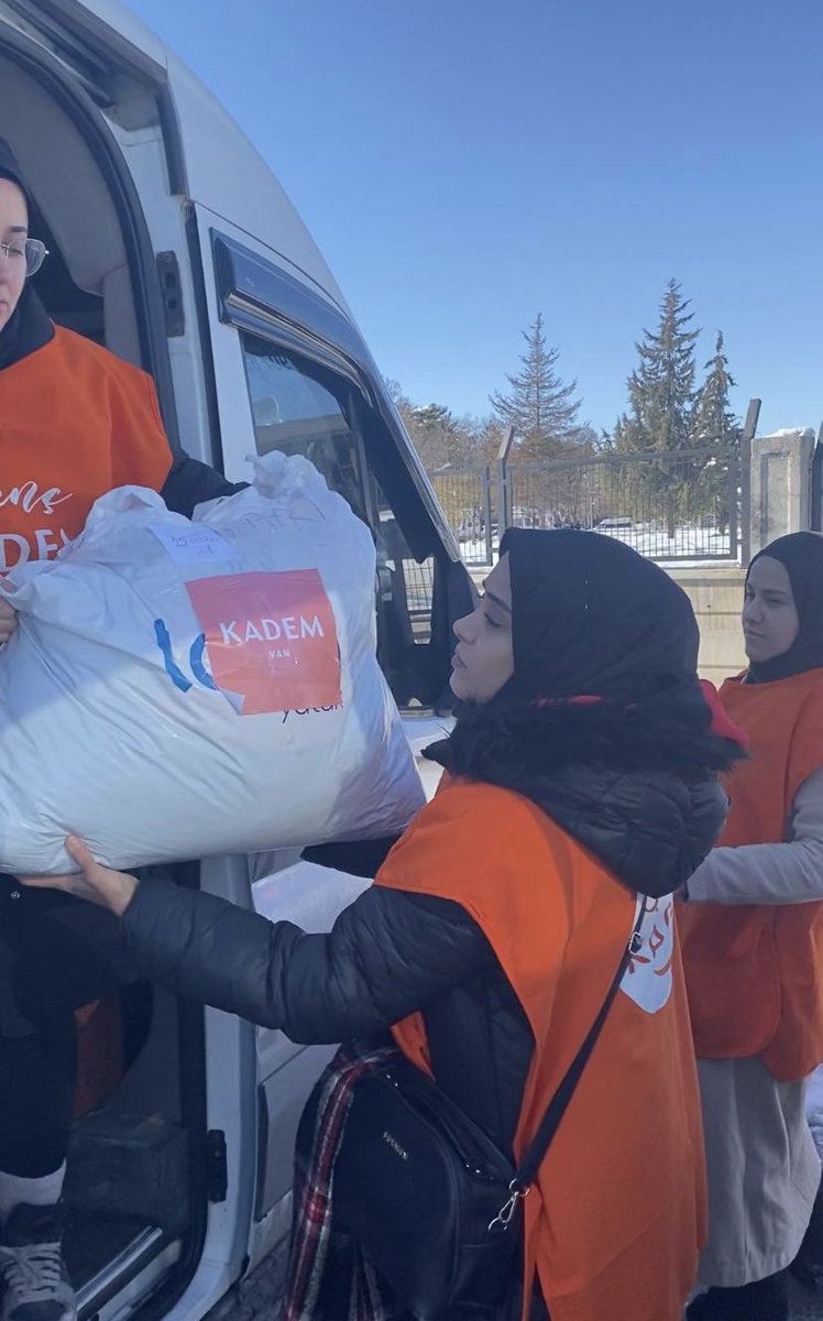 Ne zaman bir afet yaşasak, bir kardeş eli sarıyor yaralarımızı. Aynı duyguyu, aynı kaderi, aynı umudu paylaşıyoruz.

Van Genç KADEM gönüllülerimiz, Malatyada...