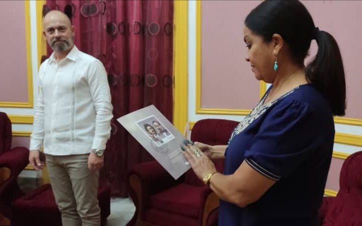 GHNordelo5's tweet photo. Dragan Kamenica, Presidente del Centro para el Desarrollo de las Relaciones entre Belgrado y La Habana, donó a los #CDRCuba edición filatélica con motivo del 120 aniversario del establecimiento de relaciones diplomáticas entre Serbia y #Cuba #SomosDelBarrio #SoyCederista https://t.co/AT3PS7uClx