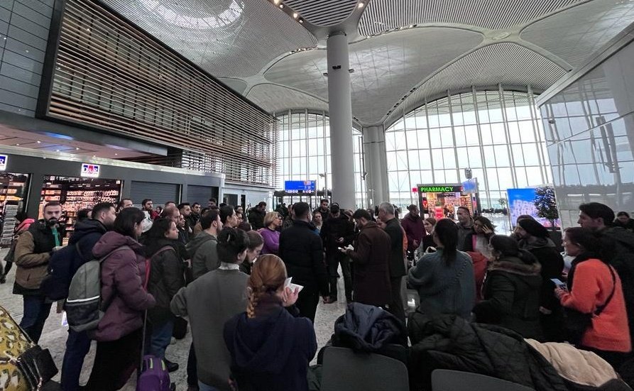 istanbulilmem's tweet photo. 🔺İl Millî Eğitim Müdürlüğümüz Özel Eğitim Şubesi tarafından koordine edilen 69 psikolojik danışman ve rehber öğretmenimiz deprem mağduru yetişkin ve çocuk vatandaşlarımıza psikolojik ilk yardım sağlamak üzere İstanbul Havalimanından Kahramanmaraş ilimize doğru yola çıktı. https://t.co/u47GmX8G51