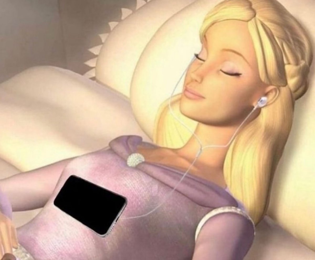 me listening to true crime podcasts before bed x