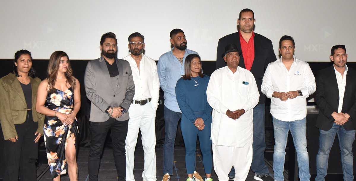 CompleteCinema's tweet photo. Get ready for India's first #MMA reality series! #MXStudios brings #Kumite1WarriorHunt hosted by #SunielShetty @SunielVShetty. Watch 16 top male & female MMA athletes compete for the title, trained by Bharat Khandare & Pawan Maan. Streaming exclusively on @MXPlayer from Feb 12th! https://t.co/nPv5A6OL2O