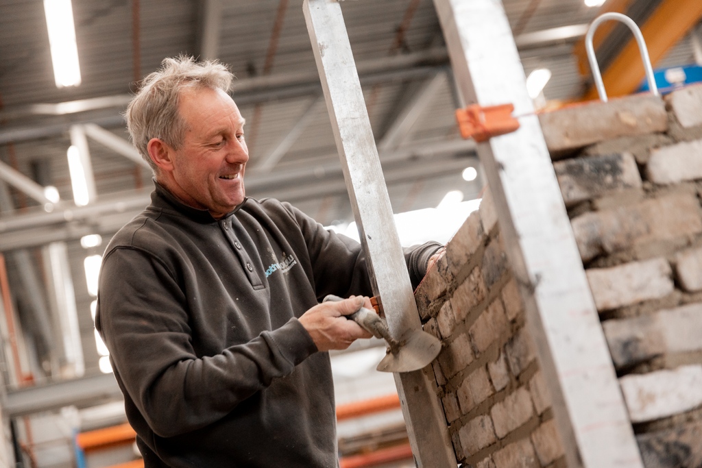 groothuisbouw's tweet photo. VAKMANSCHAP 🧱 | Groothuisbouw is een traditionele bouwer. ⁠
Het bouwen gebeurt voor een groot deel op de bouwplaats, maar bijvoorbeeld de schoorstenen worden van te voren gemetseld in onze productiehal onder de optimale omstandigheden 👌. 

#Groothuisbouw #Vakmanschap #Metselen https://t.co/6RM6Mwgp8H
