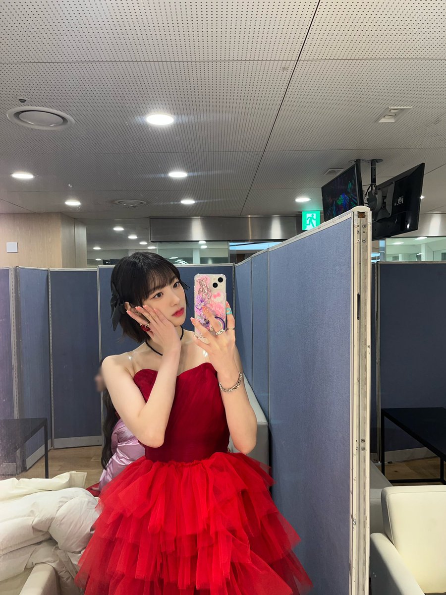 H1KEY_official's tweet photo. [🔮💗] 정말 장미 4송이 그 잡채!❤️ 완전히 물들이고 있는 중 🌹🌹🌹🌹 마이키 사랑에 잘 자라났나봄 히히 ⁽ ¨̮⁾⁽¨̮ ⁾*˚‧♡ 
꿈이야도 잘 봤지!? 오늘도 너무 재밌었다!! 💫 굿밤이양 ~

#H1KEY #하이키 #RIINA #리이나 #GORUN https://t.co/Dk0bYnjcDG