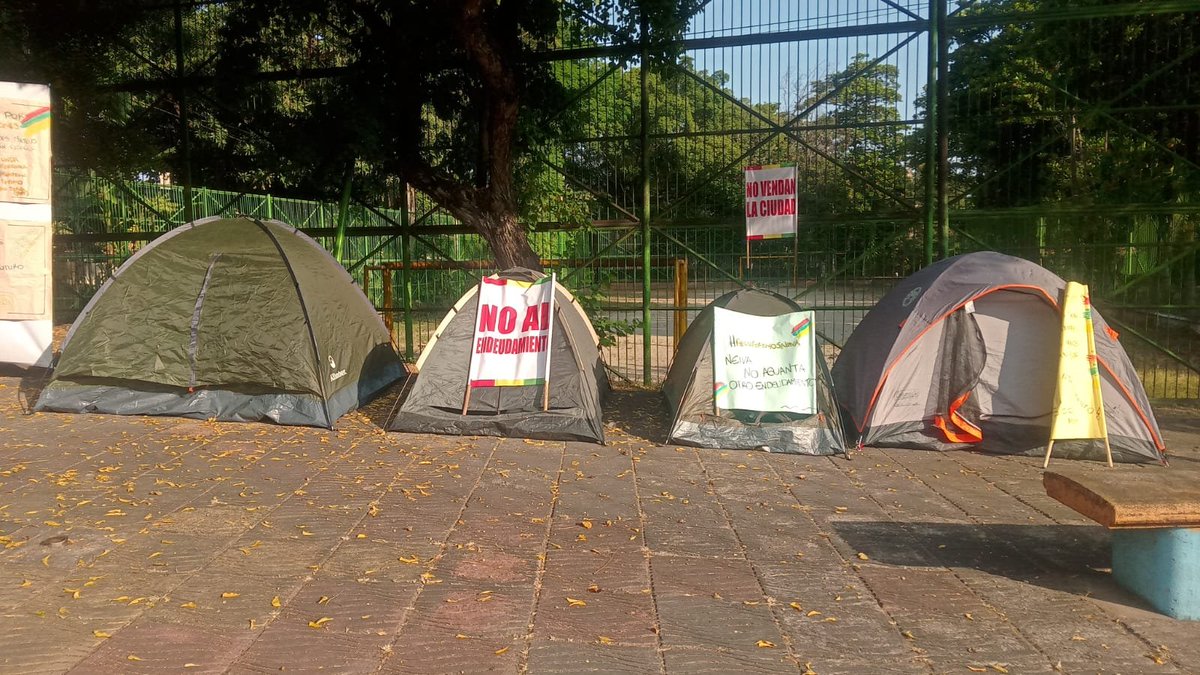 LaCarinosaNeiva's tweet photo. #AlertaNeiva 🚨 A esta hora habitantes de Neiva, con carpas en mano se encuentran haciendo una huelga pacifica desde el día de ayer en las instalaciones del Concejo de Neiva, rechazando el polémico endeudamiento de los 25.500 millones de pesos.
#endeudamiento #LaCariñosaNeiva https://t.co/tXekZ2aksz