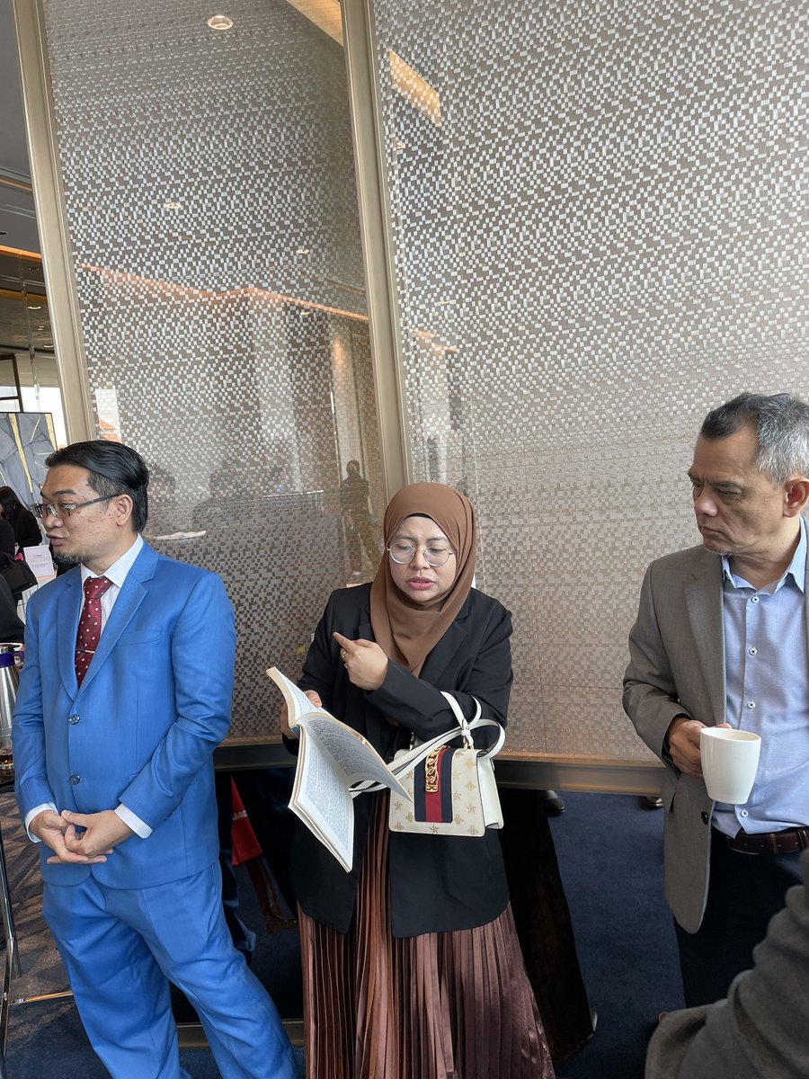 marliaramli_pg's tweet photo. Dalam kebanyakan masa bila masyarakat ada mindset nak cepat kaya akak rasa bersalah. 

Akak rasa diri tak cukup mendidik. #apeni?

Akak bukan Superwoman. Akak cuma mampu mendidik setakat kemampuan diri sahaja. https://t.co/nPPUob9qes