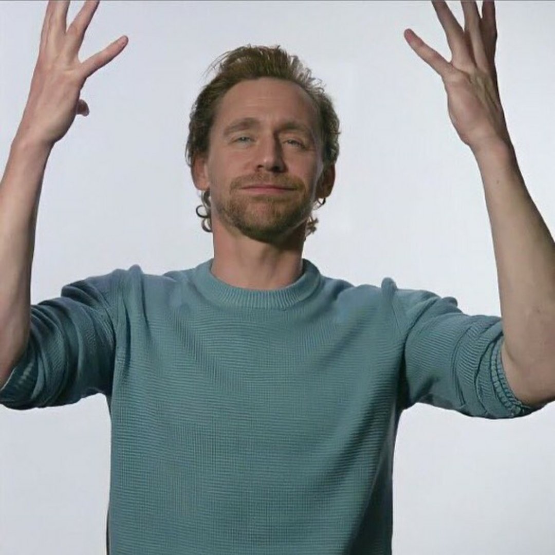 TomHidFansLATAM's tweet photo. POR FIN!
#happy42bdaytomhiddleston esta demás decir que estamos muy orgullosxs de lo que es y de lo que ha logrado 💕 @twhiddleston
Eres el mejor ❤️
#tomhiddlestonbirthdayweek #HappyBirthdayTomHiddleston #TomHiddleston #HiddlesWeek #hiddles #hiddlestoners https://t.co/T6cW2QrqPL