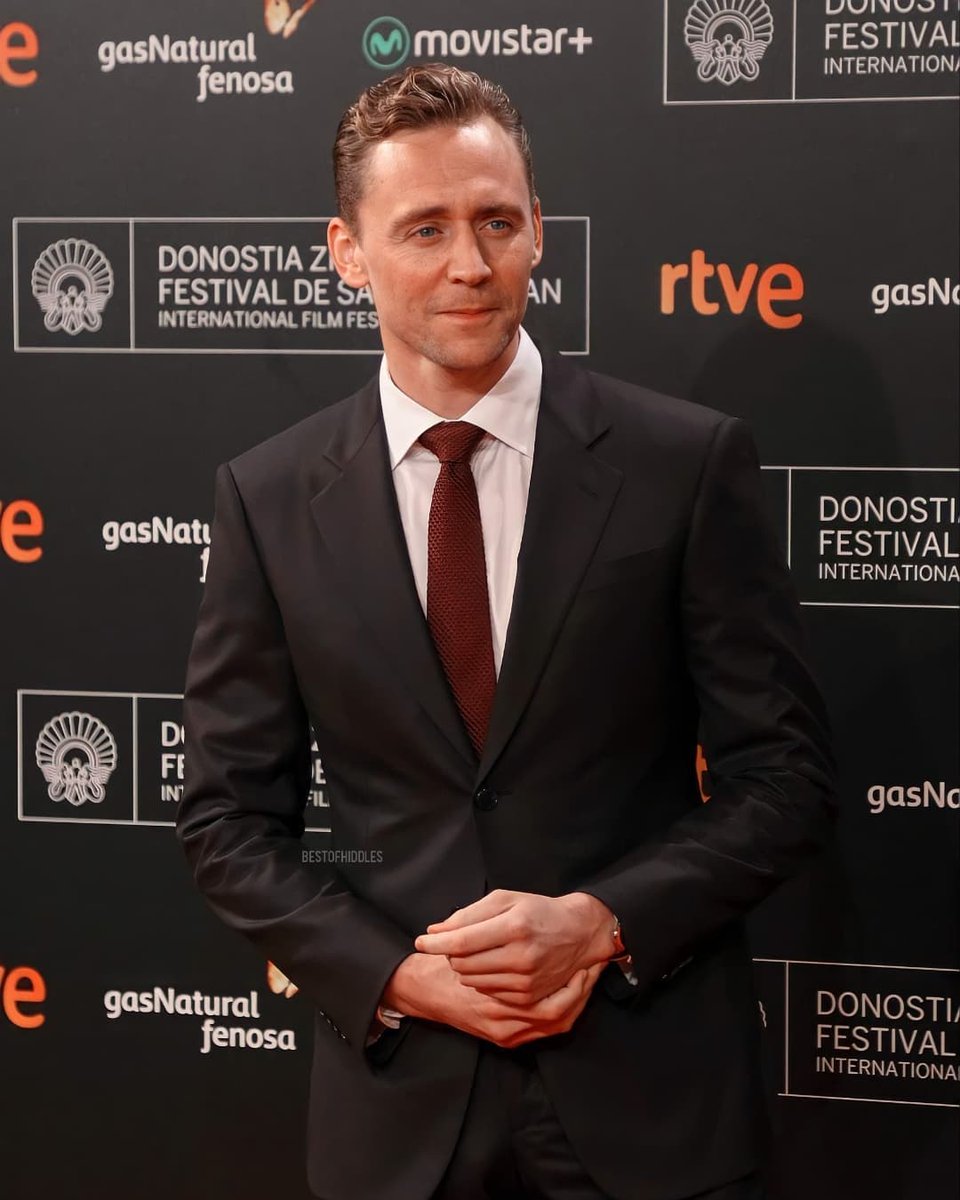 TomHidFansLATAM's tweet photo. POR FIN!
#happy42bdaytomhiddleston esta demás decir que estamos muy orgullosxs de lo que es y de lo que ha logrado 💕 @twhiddleston
Eres el mejor ❤️
#tomhiddlestonbirthdayweek #HappyBirthdayTomHiddleston #TomHiddleston #HiddlesWeek #hiddles #hiddlestoners https://t.co/T6cW2QrqPL