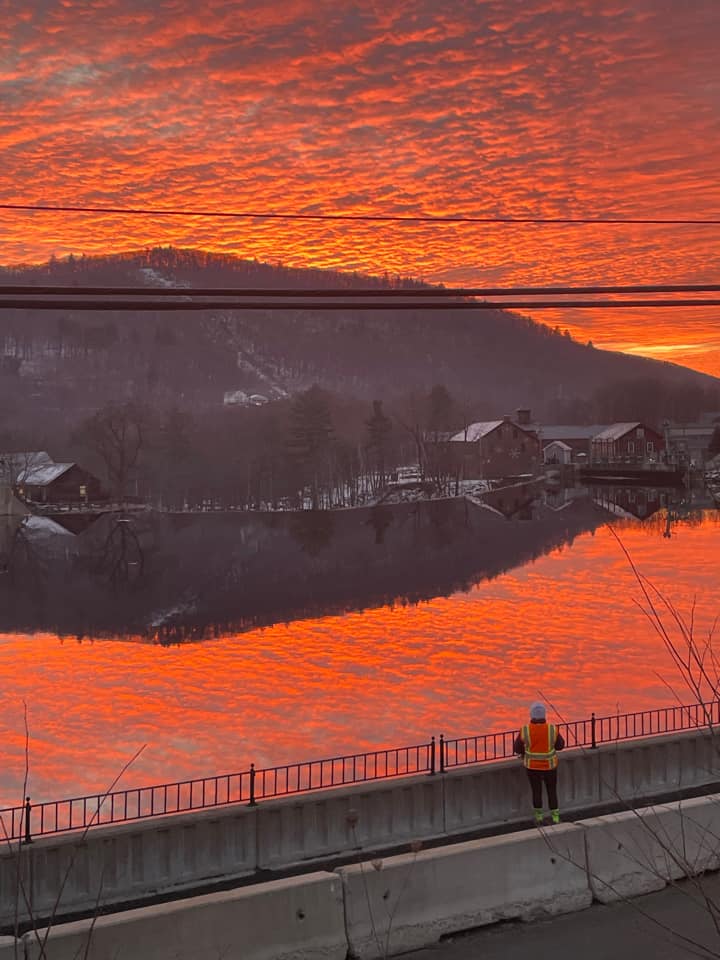DHTheWeatherNut's tweet photo. Sunrise on fire in Shelburne Falls, MA by Anthony Gutierrez, wow! https://t.co/sCiIQCZHmF