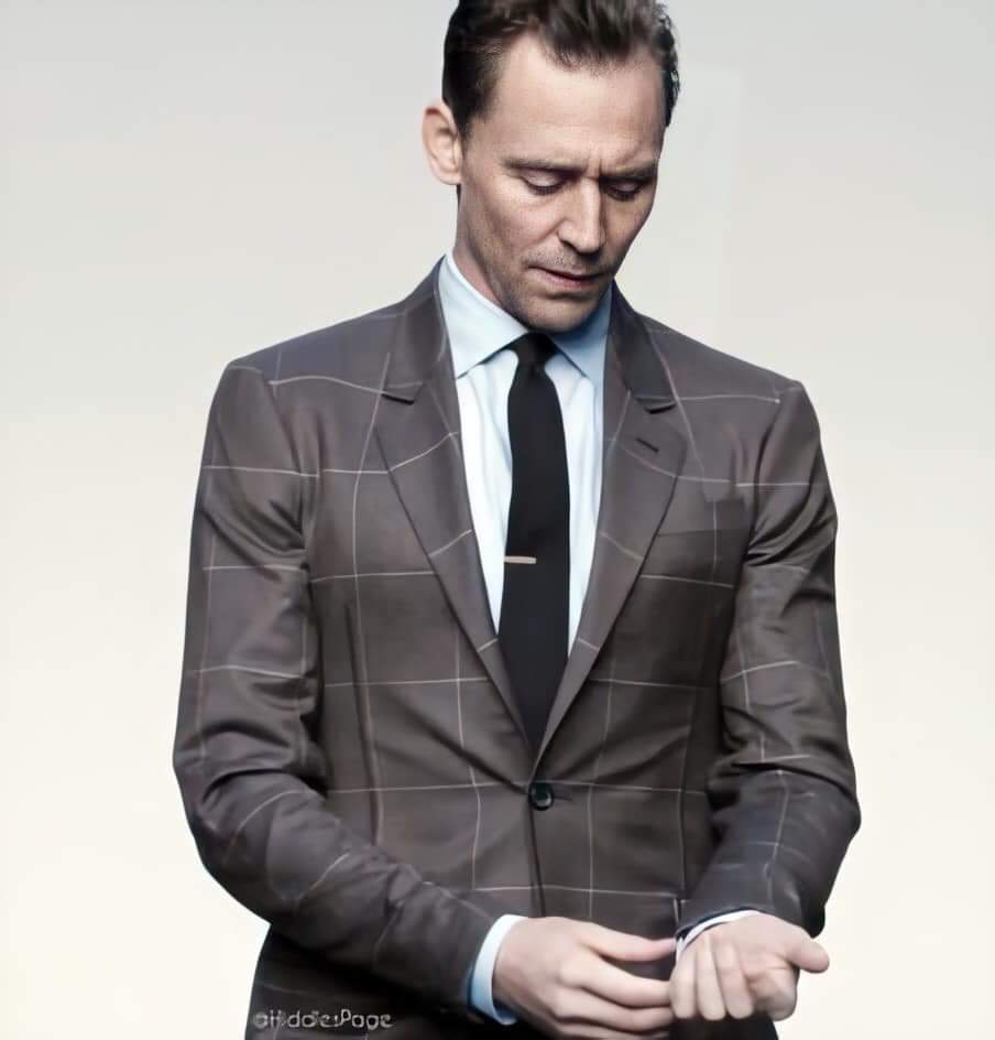 TomHidFansLATAM's tweet photo. POR FIN!
#happy42bdaytomhiddleston esta demás decir que estamos muy orgullosxs de lo que es y de lo que ha logrado 💕 @twhiddleston
Eres el mejor ❤️
#tomhiddlestonbirthdayweek #HappyBirthdayTomHiddleston #TomHiddleston #HiddlesWeek #hiddles #hiddlestoners https://t.co/T6cW2QrqPL