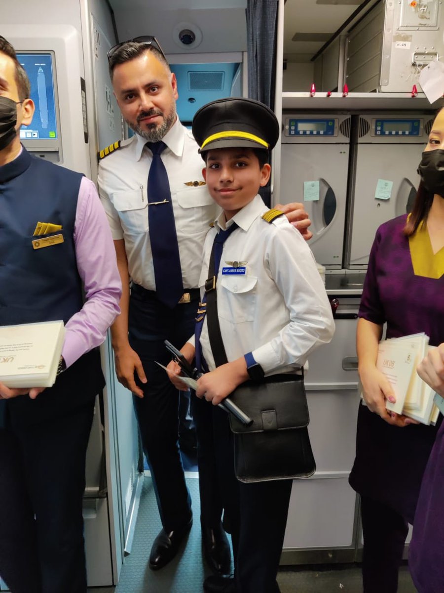 FlyWithAbeer's tweet photo. I am so happy and lucky to meet Deepak sir @imdeepakrajawat, Ajay Awtaney sir @LiveFromALounge, Cap. Angadeep Singh Chopra @airvistara and many other seniors from Vistara and many avgeeks on UK08 whom I follow.. thank you all for the love and support 🥰🤗 #AFlightToRemember https://t.co/vHhm5G9DVm