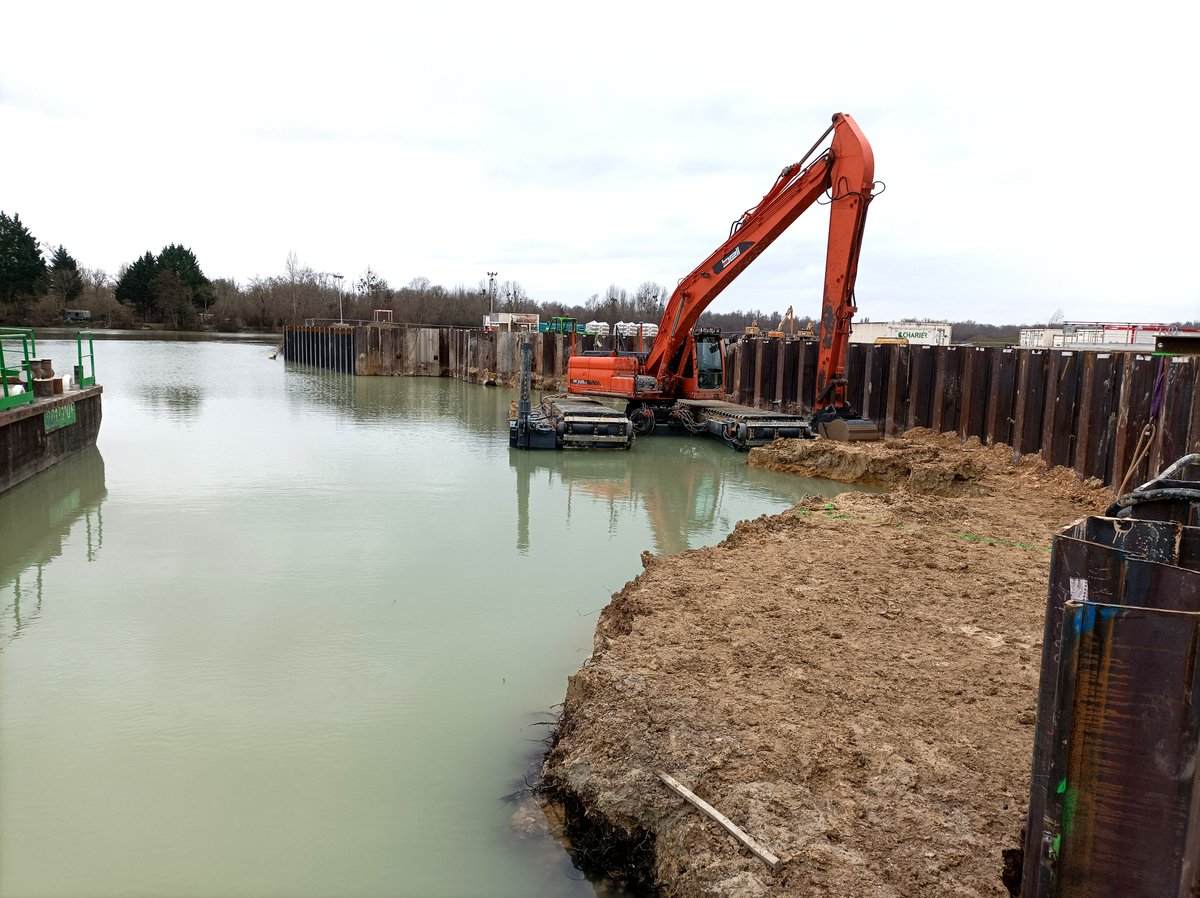SeineGrandsLacs's tweet photo. Travaux Seine Bassée : où en est-on ?
Les travaux d’assise des digues se poursuivent sur la zone ouest du site pilote, notamment au droit des berges des étangs. 🚧💧 #Bassee #PreventionInondation https://t.co/OaiEJC3iUB