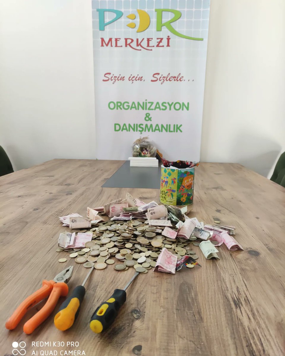DrAdemSat's tweet photo. Bu süreçten çocuklarımızın pozitif ayrışmasını istiyorsanız yardım süçlerine onları da dahil edin. Bu cümle biraz rahatsız edici ama gerçek. Biz çocuklarımızın kumbarasını kırıp depremzede çocuklara gönderiyoruz. Ben de kumbaradan çıkan miktarın 20 katını bir şekilde bağışlıyorum https://t.co/AfZoUpzyuM