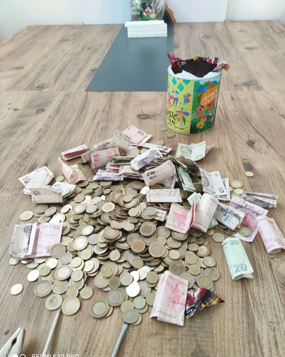 DrAdemSat's tweet photo. Bu süreçten çocuklarımızın pozitif ayrışmasını istiyorsanız yardım süçlerine onları da dahil edin. Bu cümle biraz rahatsız edici ama gerçek. Biz çocuklarımızın kumbarasını kırıp depremzede çocuklara gönderiyoruz. Ben de kumbaradan çıkan miktarın 20 katını bir şekilde bağışlıyorum https://t.co/AfZoUpzyuM