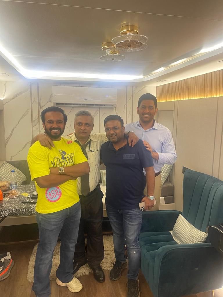 msdfansofficial's tweet photo. Recent click of MS Dhoni with Kedar Jadav and his friends in Mumbai.
#Dhoni #ShootDiary @msdhoni https://t.co/rpdMajkbDE