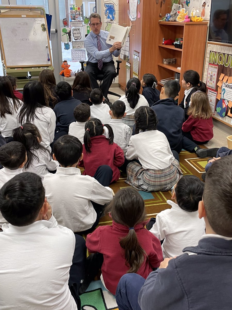 HTS_Kindies's tweet photo. Thank you Mr. Hunt for being our guest reader! ❤️📚📖#ReadingThursday #BetterTogether @ConnieRanieri @HTSRichmondHill https://t.co/ZgbuLiMPfR