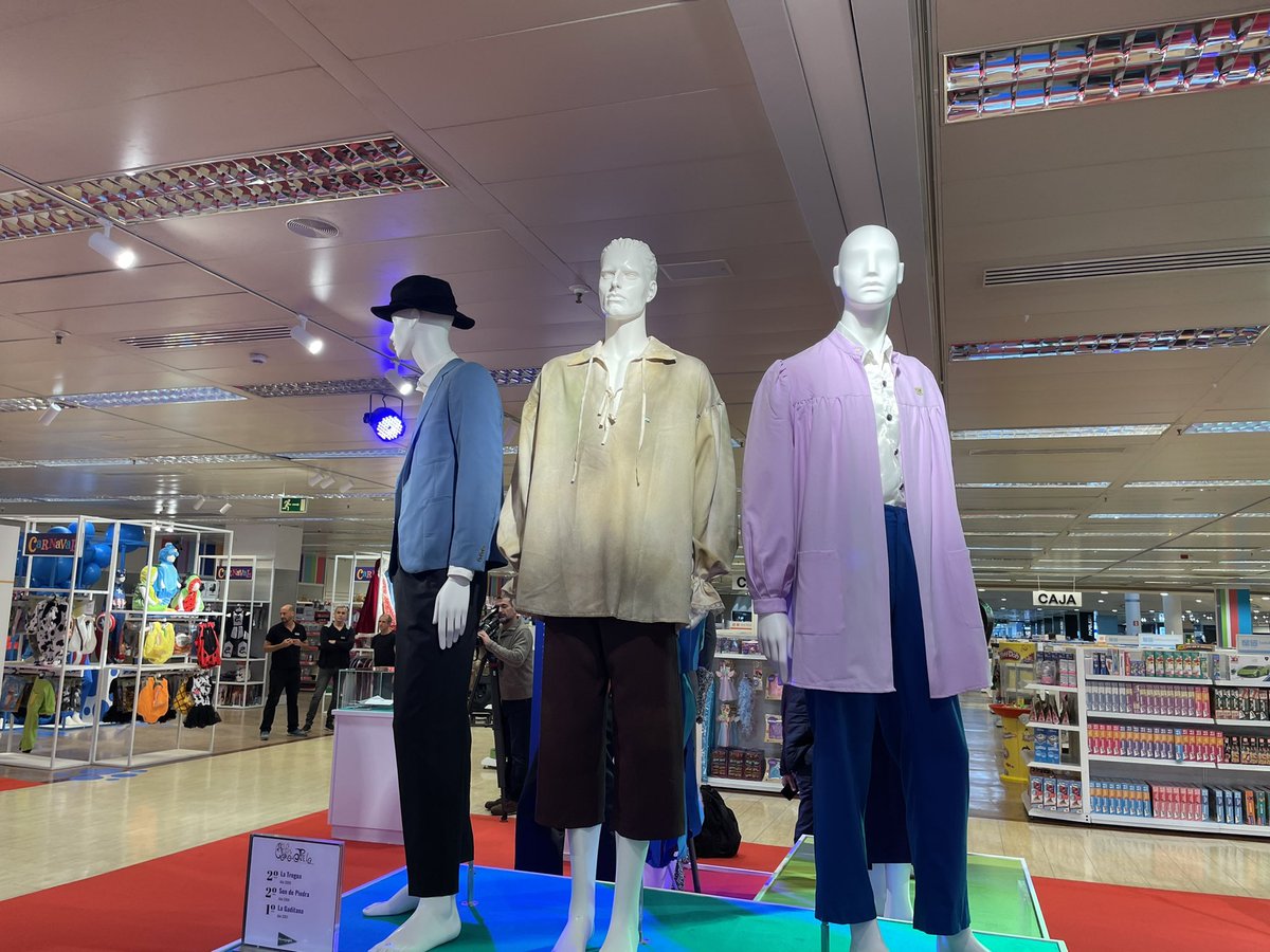 Coro_JulioPardo's tweet photo. Hoy @JM_Kichi  ha inaugurado en @elcorteingles la exposición de carnaval que este año está dedicada a nosotros. Gracias a @Manolocamacho2 por el trabajo realizado. No podéis dejar de ir a visitarla, veréis tipos, fotos, vídeos, recuerdos…… veréis nuestra historia #MasQueUnCoro https://t.co/FsmOfcbA5z
