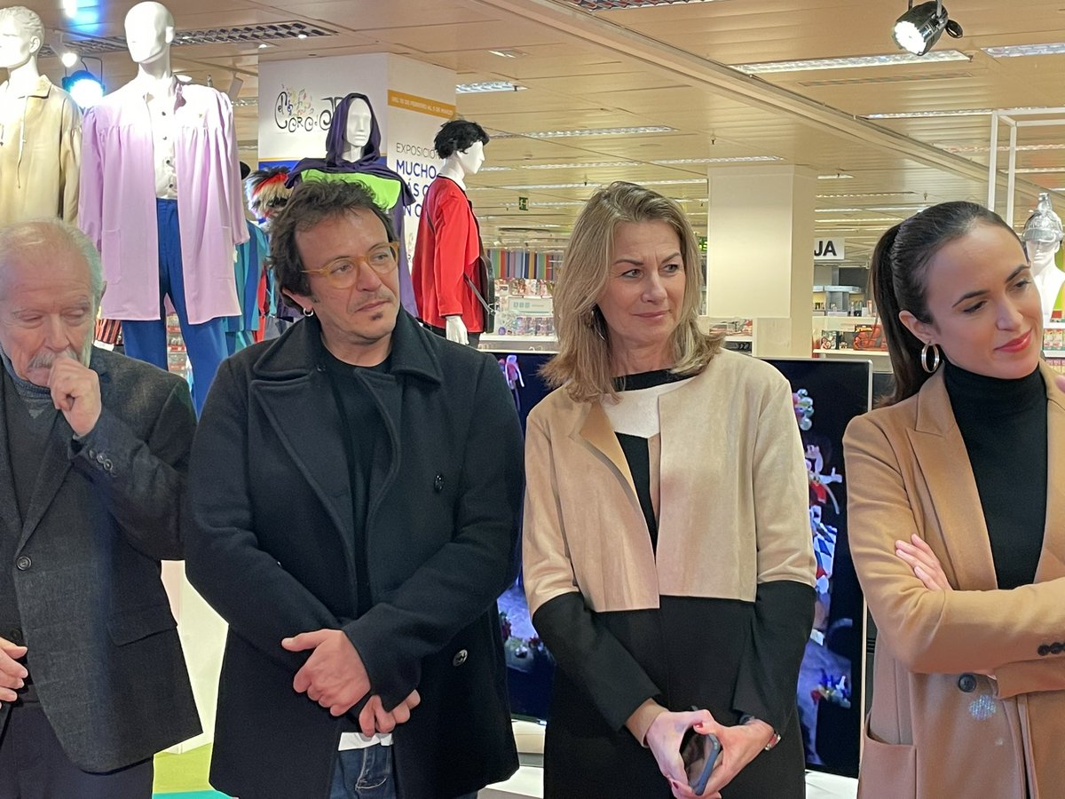 Coro_JulioPardo's tweet photo. Hoy @JM_Kichi  ha inaugurado en @elcorteingles la exposición de carnaval que este año está dedicada a nosotros. Gracias a @Manolocamacho2 por el trabajo realizado. No podéis dejar de ir a visitarla, veréis tipos, fotos, vídeos, recuerdos…… veréis nuestra historia #MasQueUnCoro https://t.co/FsmOfcbA5z