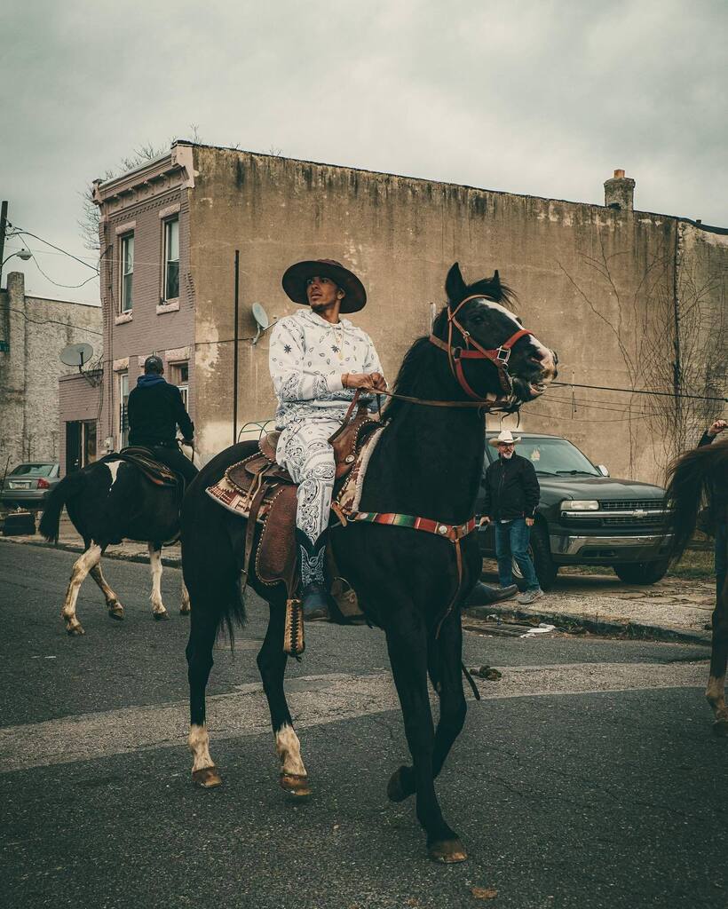 ShotzByTysh's tweet photo. Let’s Ride!
.
.
.
.
.
#fletcherstreet #fletcherstreeturbanridingclub #fletcherstreetcowboys #urbancowboy #equestrian #horses #horsesriding #uniquephoto #bhm #streetphotography #phillyframes #opticalwander #phl_shooters #visitphilly #discoverphl #phillyf… https://t.co/yqAmXeIB5V https://t.co/oMyjP37OvM