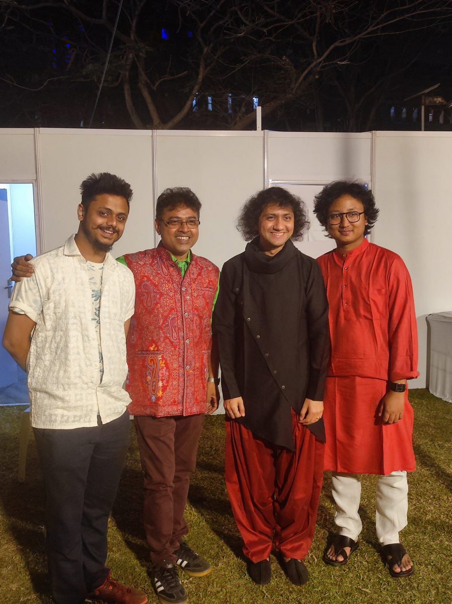 sanjoygt's tweet image. Last 2days ~ #KalaGhodaArtfestival #kgaf @kgafest .
@Ojastabla #myself #sanjoydas #shravansamsi @Nayaabudhas #manaskumar #ninad #anuj #vaibhav #anaygadgil #swaranjay &amp;amp;  @barvepriyanka . 
Thanks #mumbai for amazing audiences.🙏🏻