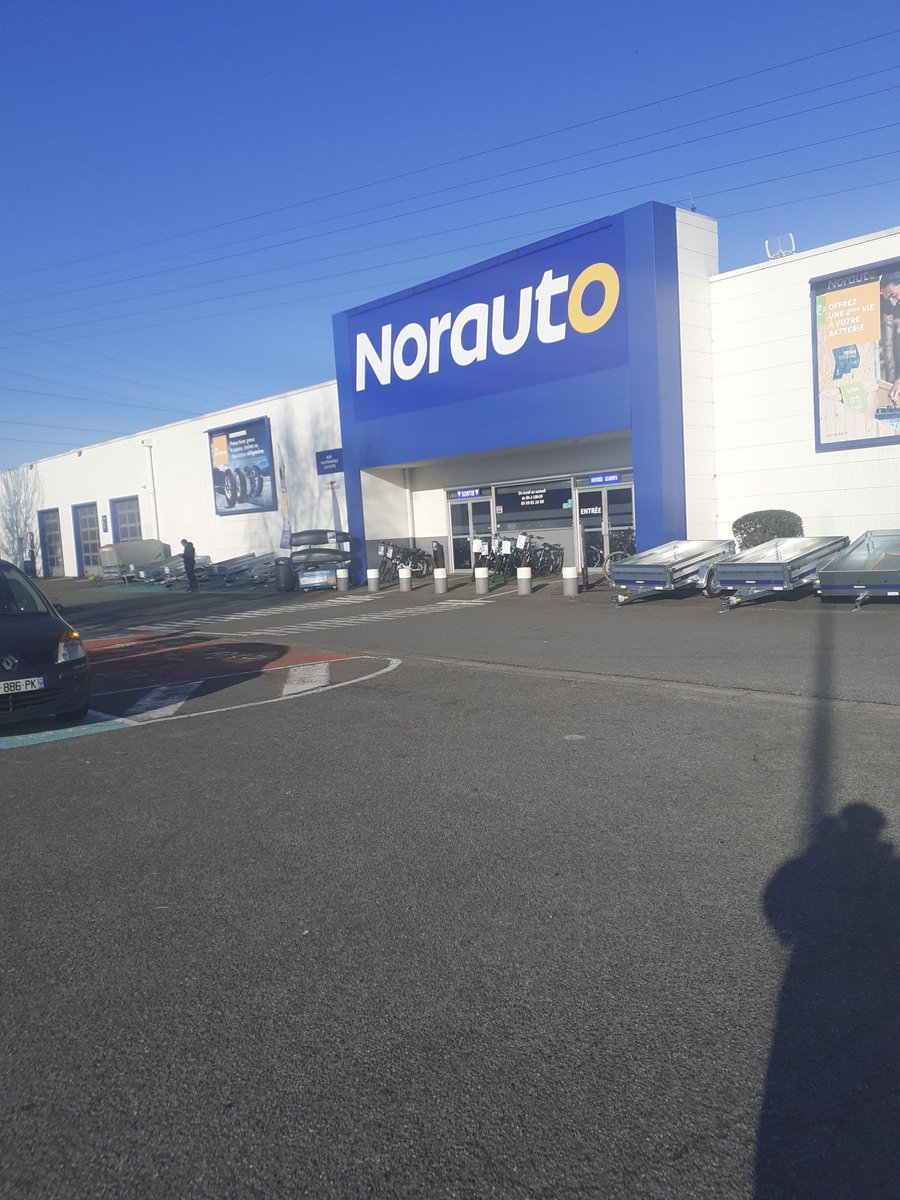 Une fois n'est pas coutume,  nous sommes ce matin, à Norauto Pau-Lescar pour nettoyer le parking et les espaces verts autour du magasin.De quoi occuper pour la matinée  #tapaj #precarite #jeunes #inclusion <a href="/NorautoFr/">Norauto</a>  <a href="/Ville_Pau/">Pau, Capitale Humaine</a> @TAPAJFrance France <a href="/LaRepDpyrenees/">La Rép des Pyrénées</a>