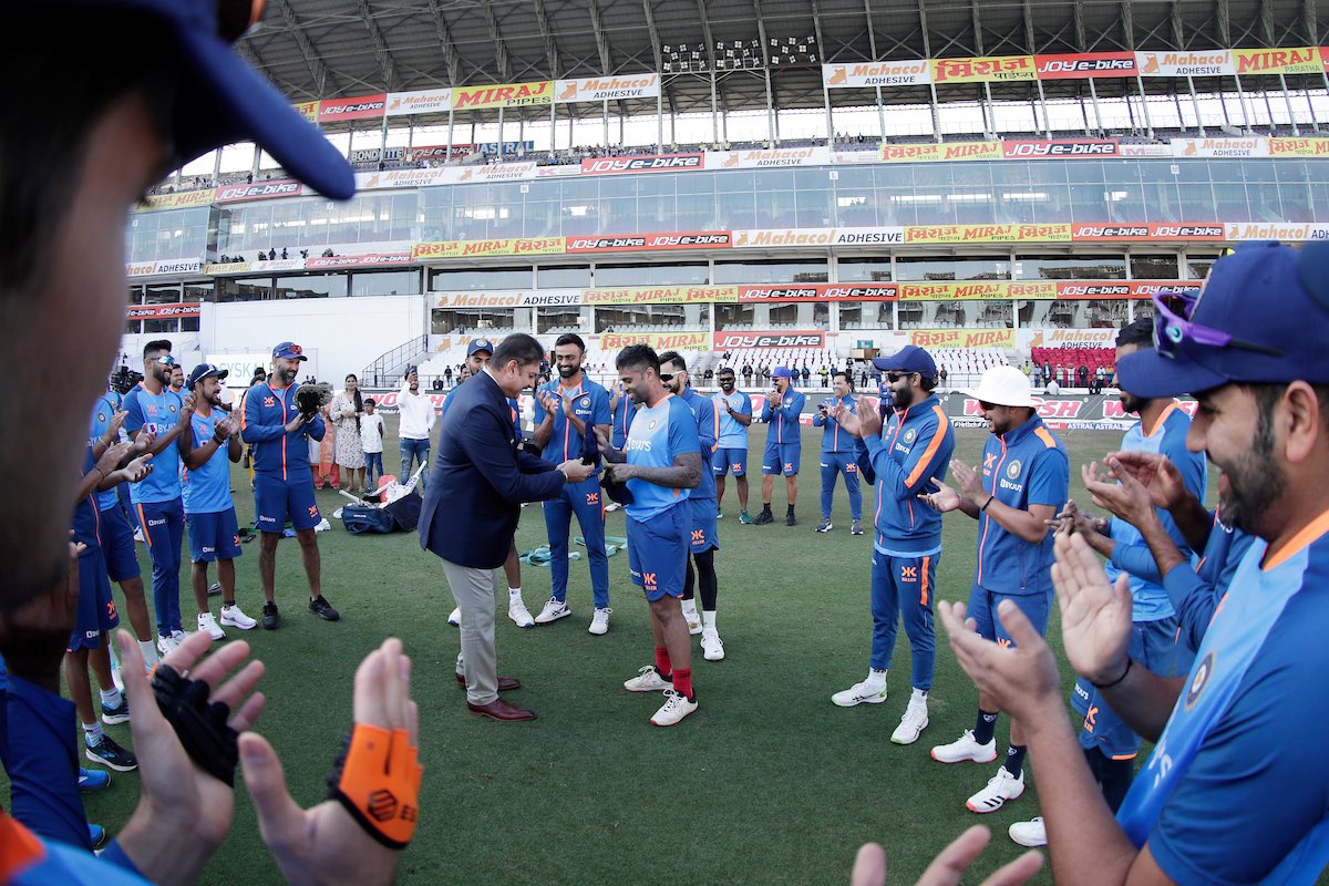 RaviShastriOfc's tweet photo. Surya - shine on. You redefined batting in T20s and now it is turn of the truest form - Test. Be yourself #BGT2023 #INDvAUS https://t.co/0Zb1PxKhEH